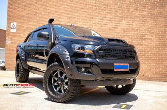 FORD RANGER MO970 GLOSS GREY CENTRE WITH BLACK LIP